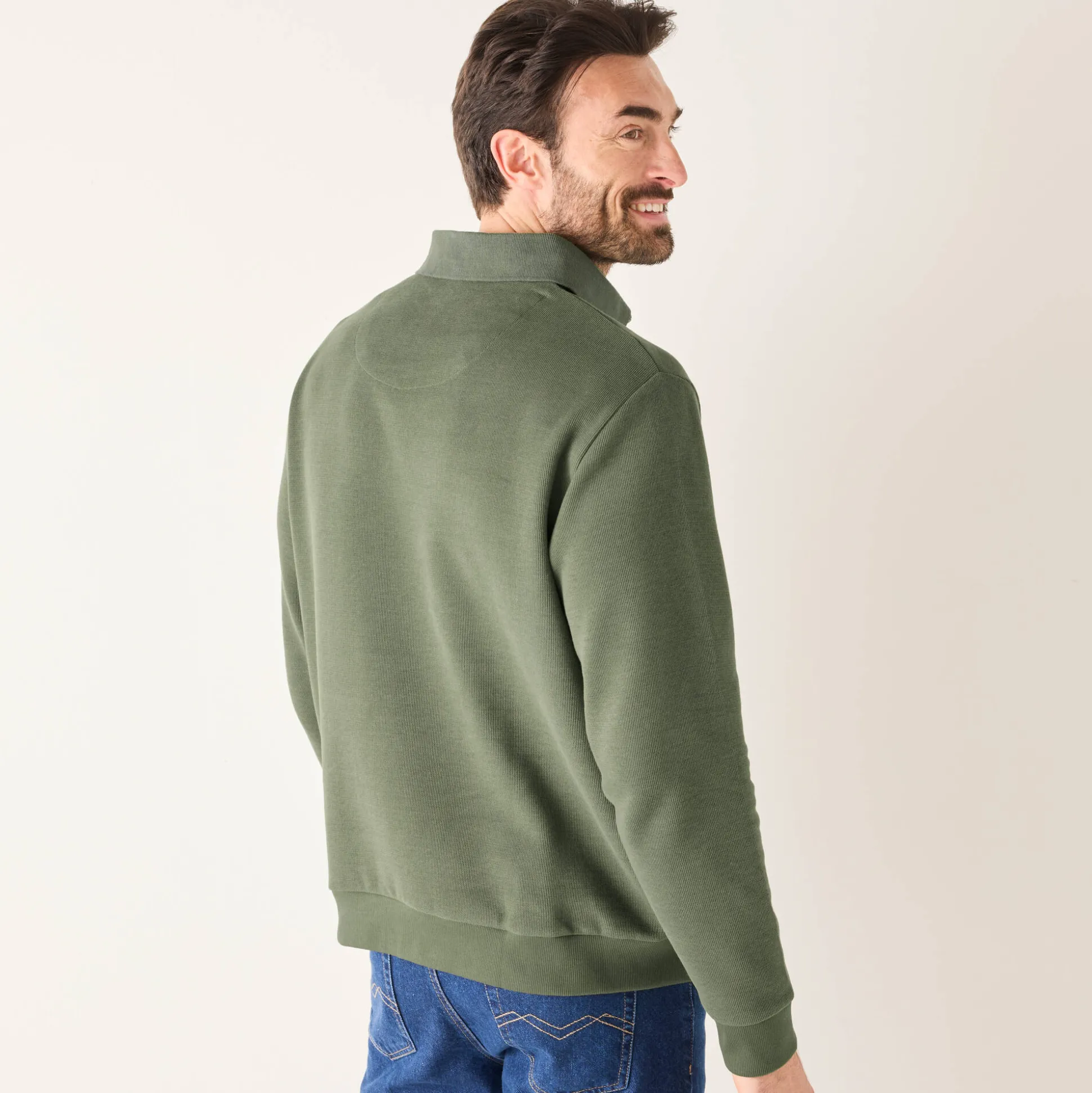 Warme sweater met polokraag, borduursel op de borst, in ribtricot