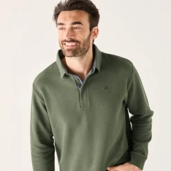 Warme sweater met polokraag, borduursel op de borst, in ribtricot