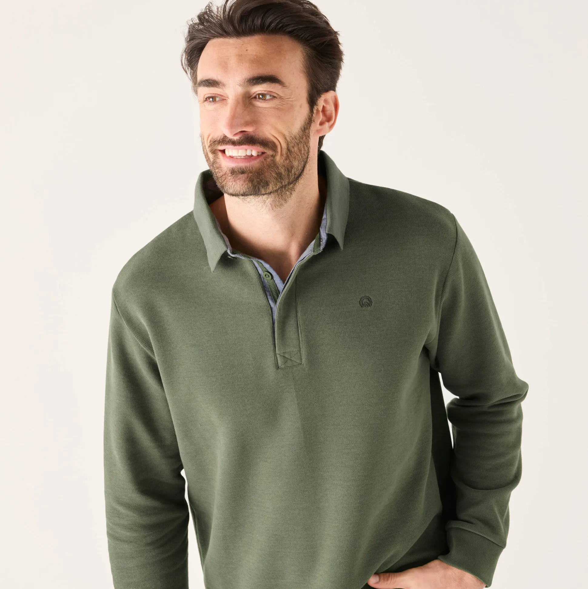Warme sweater met polokraag, borduursel op de borst, in ribtricot