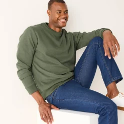 Warme sweater met ronde hals, borduursel op de borst, in ribtricot