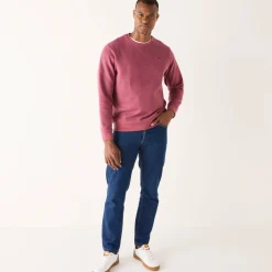 Warme sweater met ronde hals, borduursel op de borst, in ribtricot