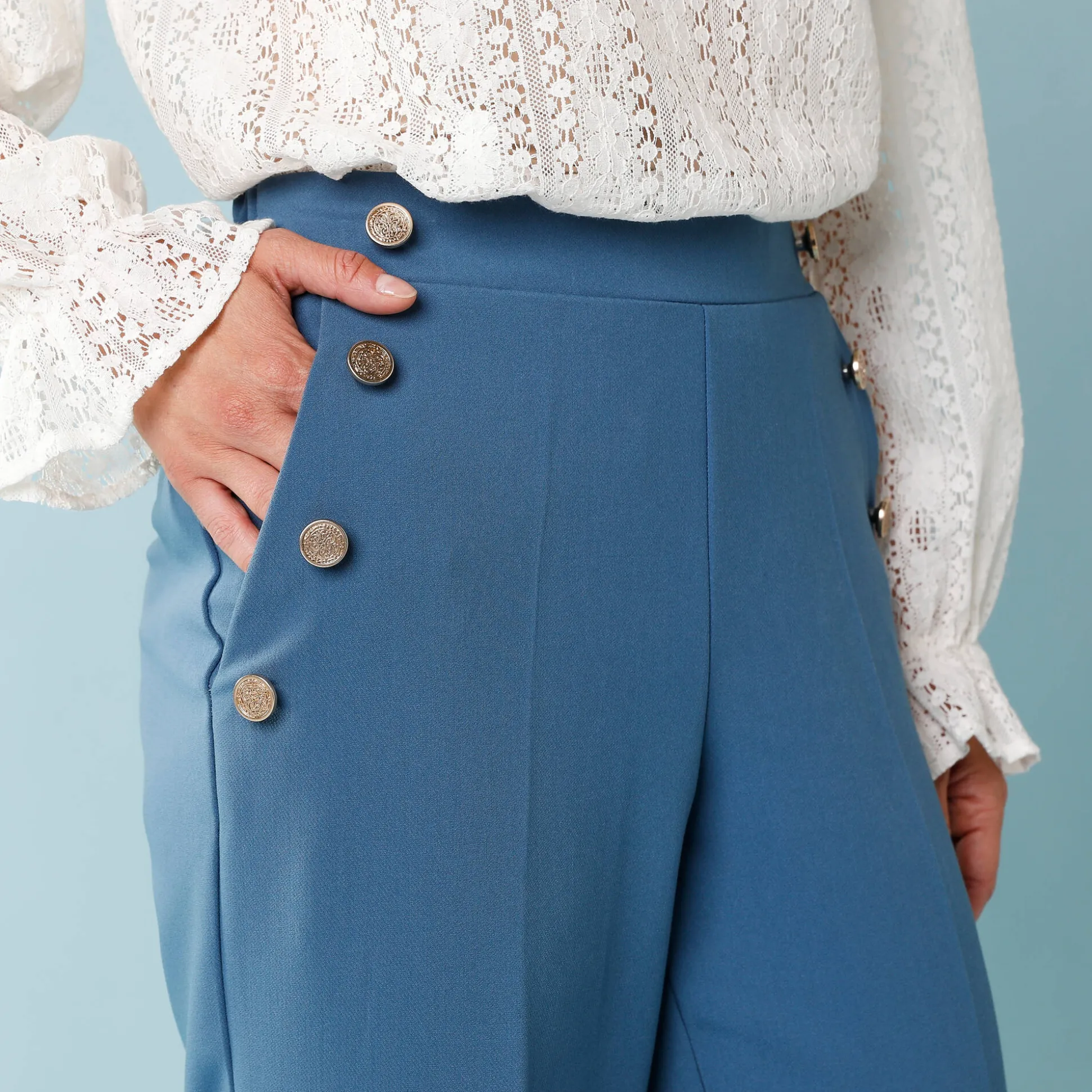 Wijde broek met hoge taille en knopen opzij, kleine lengtes