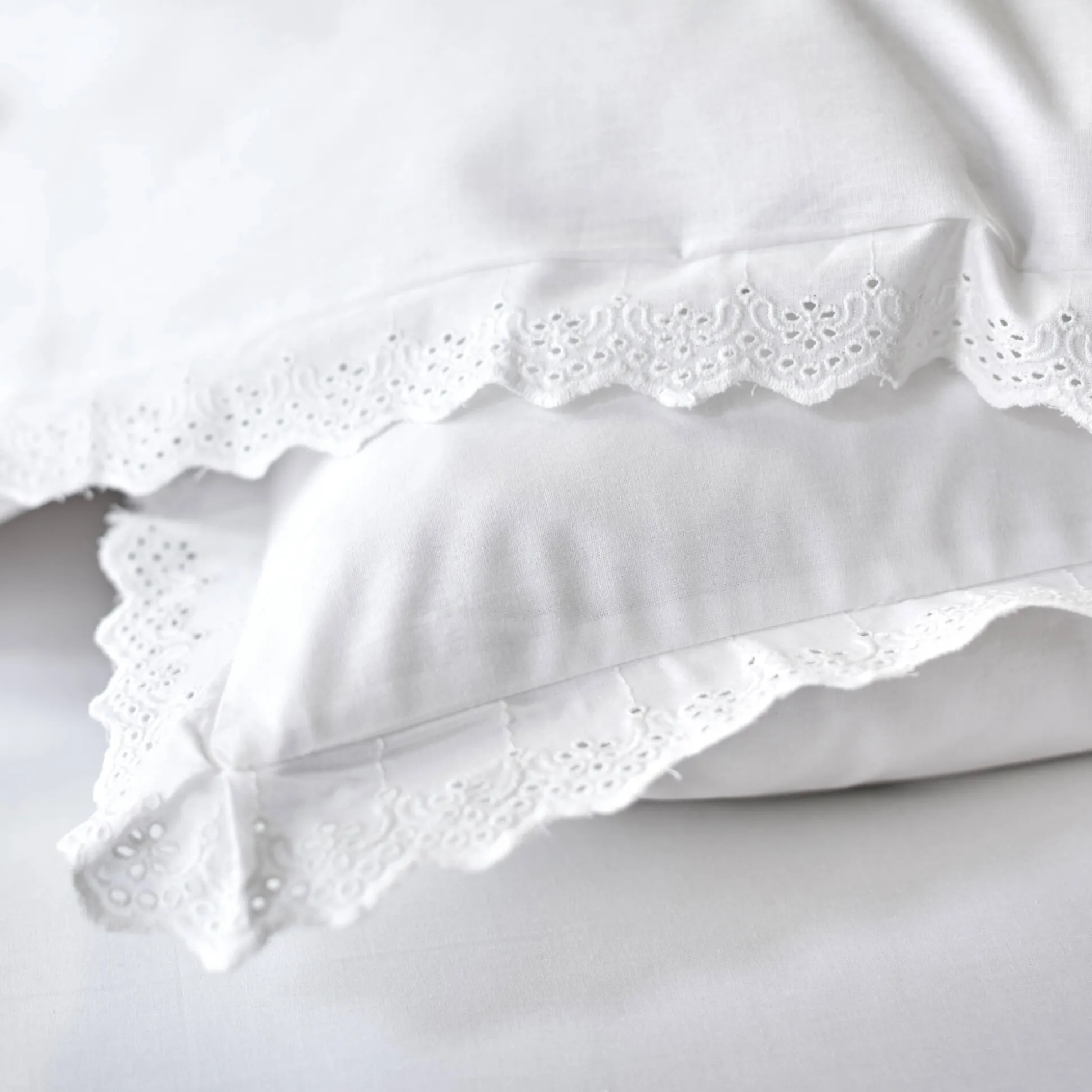 Wit bedlinnen met borduursel Colombine®