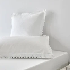 Wit bedlinnen met borduursel Colombine®