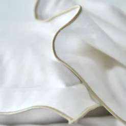 Wit bedlinnen met kordonstiksel Colombine®