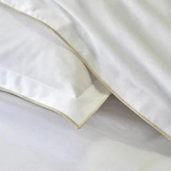 Wit bedlinnen met kordonstiksel Colombine®