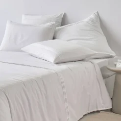 Wit bedlinnen met platte plooien Colombine®